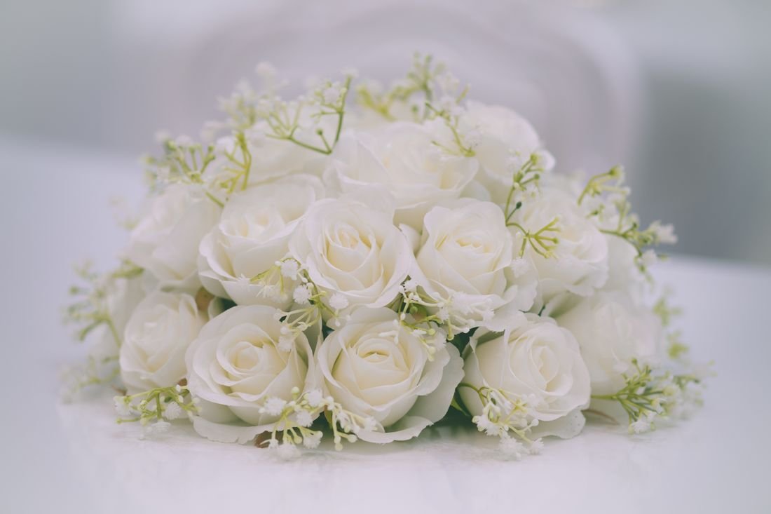 Bouquet de fleurs blanches élégant — exemple de création florale d'un fleuriste à Montréal